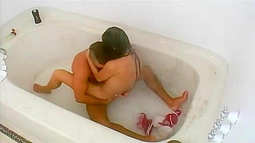 Sexy Amateurs in Bathtub! Steamy Video You Don't Want to Miss!
