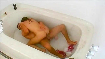 Sexy Amateurs in Bathtub! Steamy Video You Don't Want to Miss!