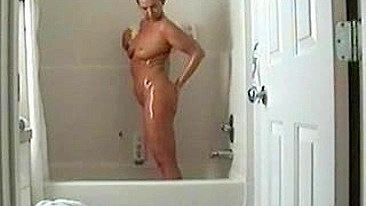 Must-See! Hidden Cam Voyeur Masturbation in the Shower