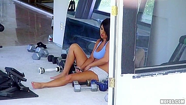 Tanned babe captured on hidden camera doing exercises