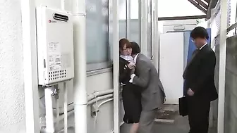 2 Perverts Taking turns in alley over poor business Milf Uchimura Rina after they swooped in public bus