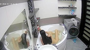 Perv caught sister in all of her glory as she was naked in the warm bathtub
