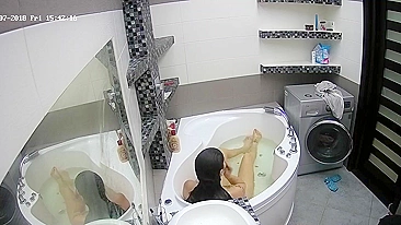 Perv caught sister in all of her glory as she was naked in the warm bathtub