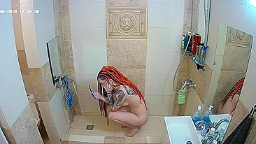 I caught sister while she is naked in the bathroom so I can see her tattoos