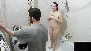 He caught sister in the bathtub and they started chatting insted of arguing