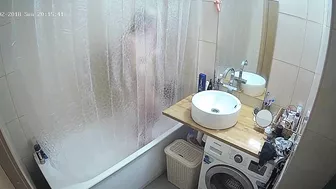 I caught sister on camera but everything is so blurry for me to see her body