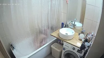 I caught sister on camera but everything is so blurry for me to see her body