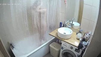 I caught sister on camera but everything is so blurry for me to see her body