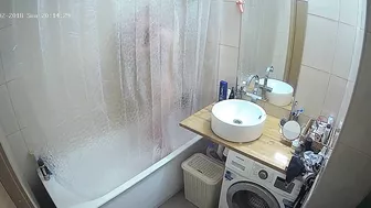 I caught sister on camera but everything is so blurry for me to see her body