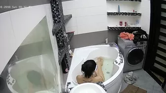 Caught sister relaxing in the small tub and thinks about maybe masturbating