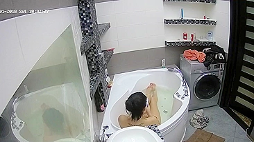 Caught sister relaxing in the small tub and thinks about maybe masturbating