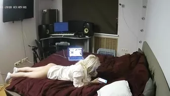 I wanted to and I caught sister showing her bare naked booty in the living room