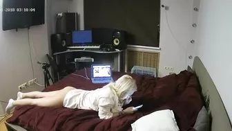 I wanted to and I caught sister showing her bare naked booty in the living room