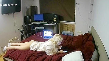 I wanted to and I caught sister showing her bare naked booty in the living room