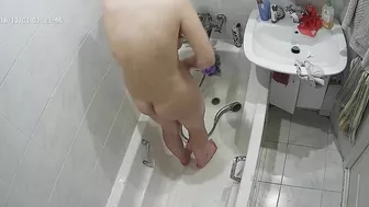 I caught sister naked in the bathroom showing off everything on the hidden cam