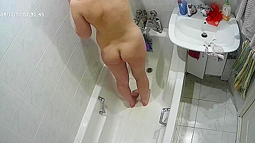 I caught sister naked in the bathroom showing off everything on the hidden cam