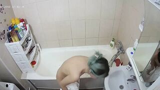 A caught sister with dyed hair is using the water to make her twat very wet