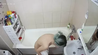A caught sister with dyed hair is using the water to make her twat very wet