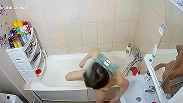 A caught sister with dyed hair is using the water to make her twat very wet