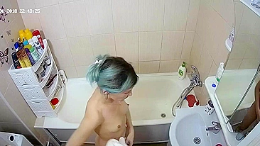 A caught sister with dyed hair is using the water to make her twat very wet