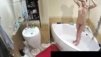 He caught sister standing in the middle of the tub and showing her figure