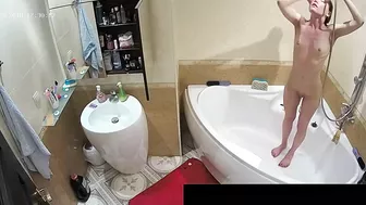 He caught sister standing in the middle of the tub and showing her figure