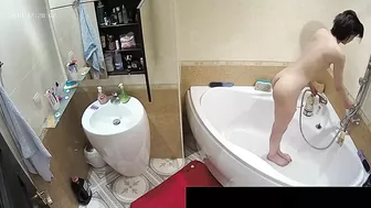He caught sister standing in the middle of the tub and showing her figure