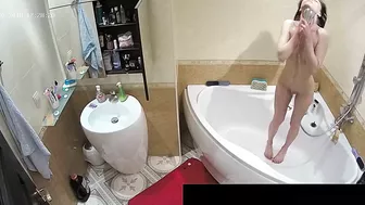 He caught sister standing in the middle of the tub and showing her figure