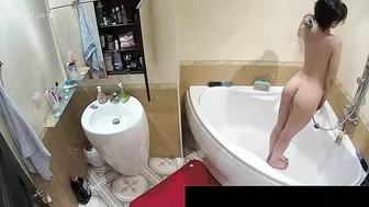 He caught sister standing in the middle of the tub and showing her figure