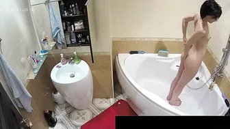 He caught sister standing in the middle of the tub and showing her figure