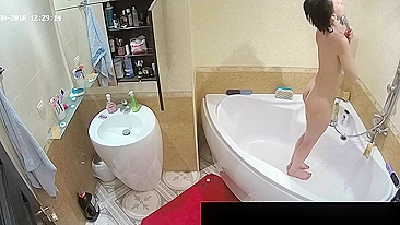 He caught sister standing in the middle of the tub and showing her figure