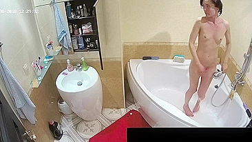 He caught sister standing in the middle of the tub and showing her figure