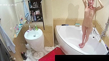 He caught sister standing in the middle of the tub and showing her figure