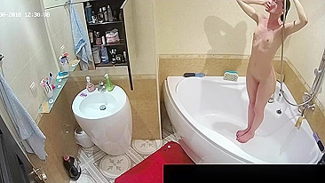 He caught sister standing in the middle of the tub and showing her figure