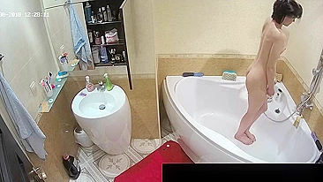 He caught sister standing in the middle of the tub and showing her figure