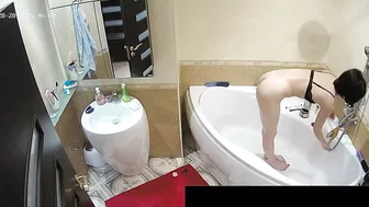 Another caught sister with a fat ass is naked while showing off in the bath