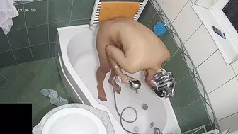 Random pervert caught sister scrubbing her big ass and natural tits in the tub