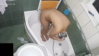 Random pervert caught sister scrubbing her big ass and natural tits in the tub