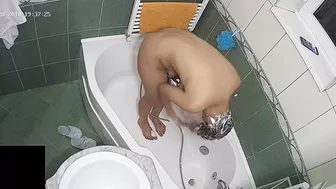 Random pervert caught sister scrubbing her big ass and natural tits in the tub