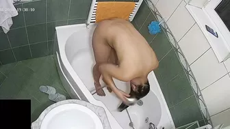 Random pervert caught sister scrubbing her big ass and natural tits in the tub