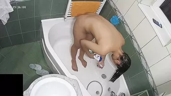 Random pervert caught sister scrubbing her big ass and natural tits in the tub