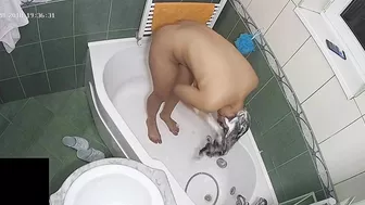 Random pervert caught sister scrubbing her big ass and natural tits in the tub