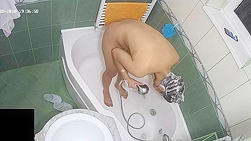 Random pervert caught sister scrubbing her big ass and natural tits in the tub