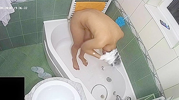 Random pervert caught sister scrubbing her big ass and natural tits in the tub