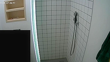 I caught sister while she did her best to clean her sexy thick fuckable body