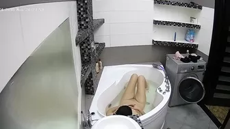 Sexy video of a caught sister enjoying her pussy while relaxing in the tub