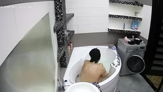 Sexy video of a caught sister enjoying her pussy while relaxing in the tub