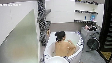 Sexy video of a caught sister enjoying her pussy while relaxing in the tub