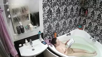 I caught sister while she was reading a book while naked in her bathtub