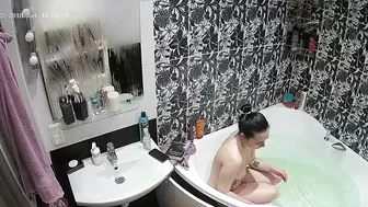 I caught sister while she was reading a book while naked in her bathtub